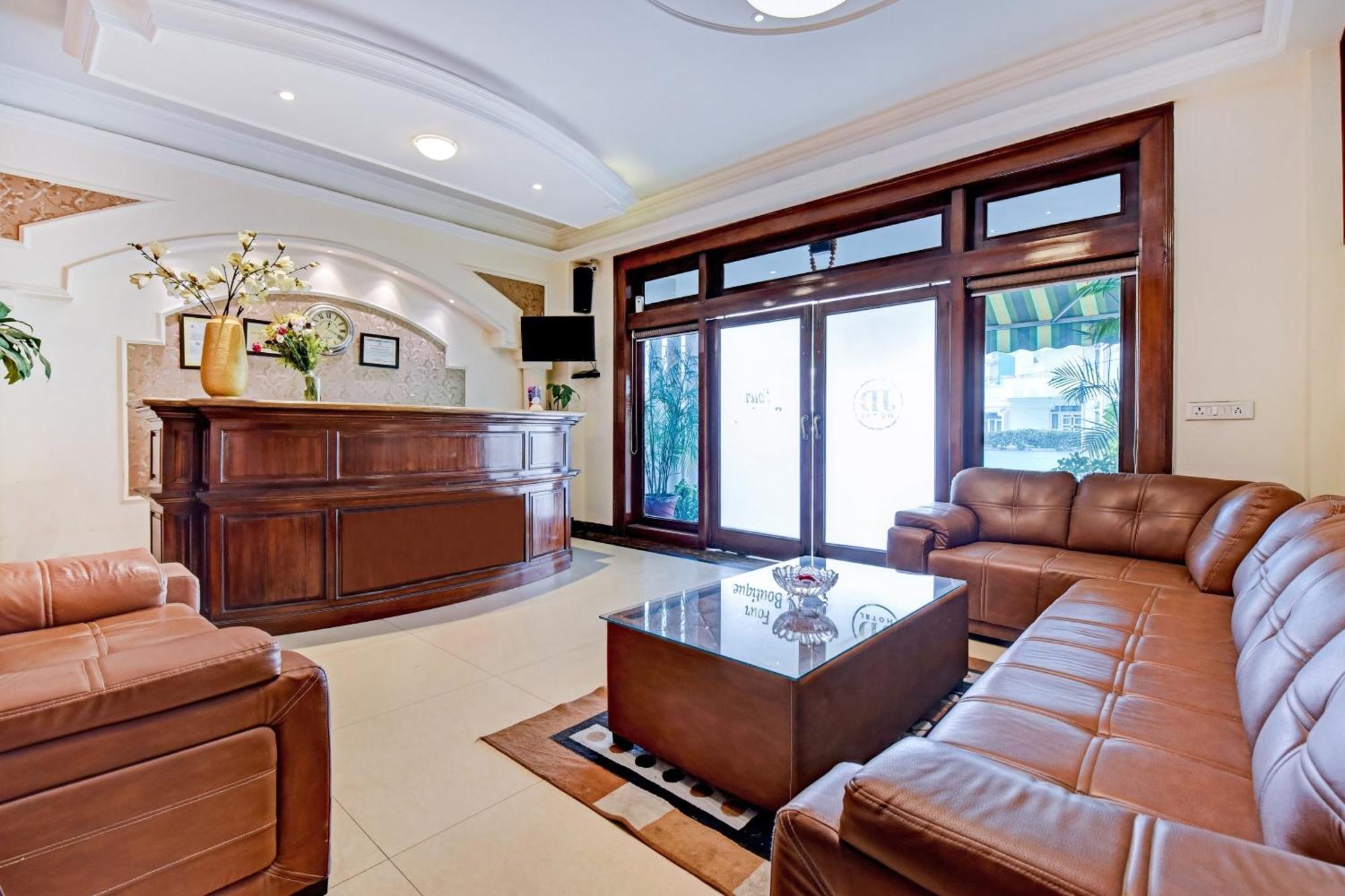 Collection O Hotel Four Boutique Kukas Buitenkant foto